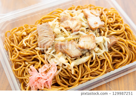 Delicious street-style fried noodles with sauce 129987251