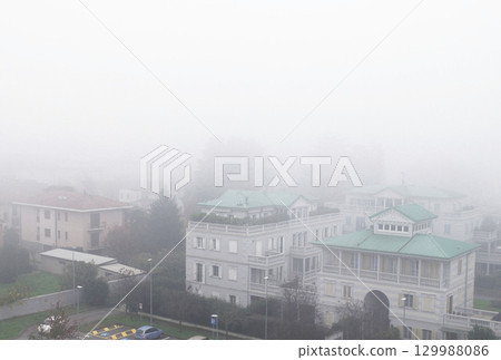 霧籠罩的城市，霧濛濛的風景，天氣，義大利 129988086