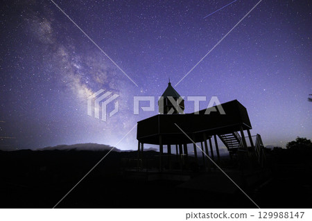 愛媛郡翠羽高原:翠羽高原瞭望台、銀河、星空 愛媛郡翠羽高原:翠羽高原瞭望台、銀河、星空 129988147
