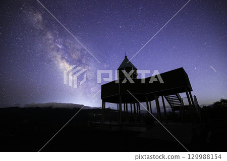愛媛郡翠羽高原:翠羽高原瞭望台、銀河、星空 愛媛郡翠羽高原:翠羽高原瞭望台、銀河、星空 129988154