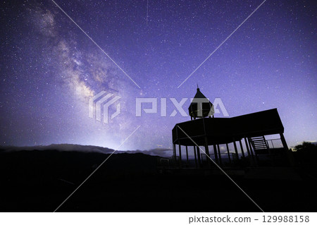 Suiha Plateau, Ehime Prefecture: Suiha Plateau Observatory, the Milky Way, and the starry sky 129988158