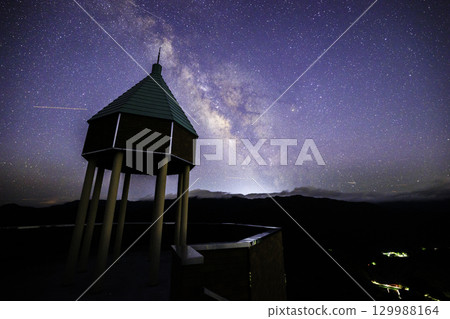 愛媛郡翠羽高原:翠羽高原瞭望台、銀河、星空 愛媛郡翠羽高原:翠羽高原瞭望台、銀河、星空 129988164