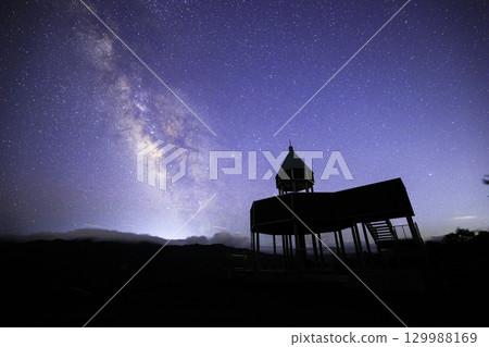 Suiha Plateau, Ehime Prefecture: Suiha Plateau Observatory, the Milky Way, and the starry sky 129988169