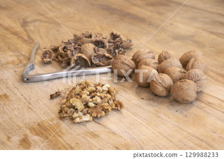 walnuts 129988233