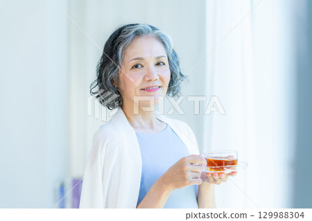 放鬆在客廳的資深婦女 129988304