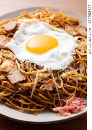美味的炒麵配醬汁和煎蛋 美味的炒麵配醬汁和煎蛋 129988405