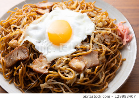 美味的炒麵配醬汁和煎蛋 美味的炒麵配醬汁和煎蛋 129988407