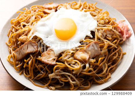 美味的炒麵配醬汁和煎蛋 美味的炒麵配醬汁和煎蛋 129988409