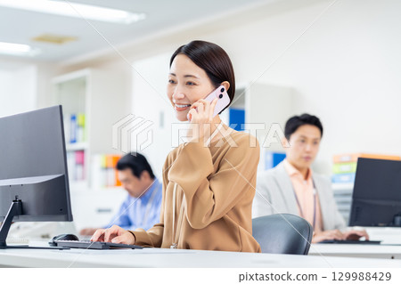 在辦公室工作的中層女商人 129988429