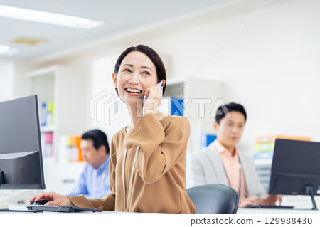 在辦公室工作的中層女商人 129988430