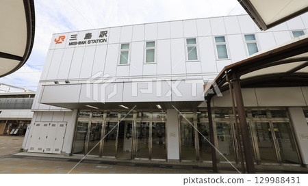JR東海道線、東海道新幹線三島站北口、新幹線檢票口側的站房 129988431
