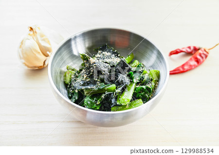 Making morning glory namul 129988534