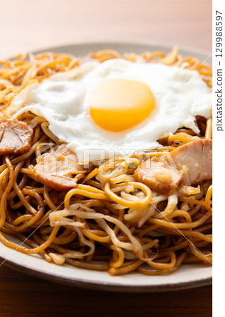 美味的炒麵配醬汁和煎蛋 美味的炒麵配醬汁和煎蛋 129988597