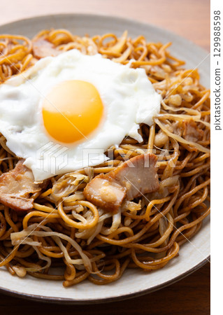 Delicious fried noodles with sauce and a fried egg 129988598