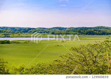 位於濱中町幌戶濕地的鹹水湖「幌戶沼」在藍天下綿延 位於濱中町幌戶濕地的鹹水湖「幌戶沼」在藍天下綿延 129988659