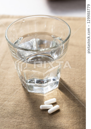 一杯水和藥 一杯水和藥 129988779