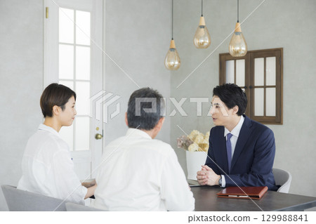 年輕男子和女商人，商業談判 129988841