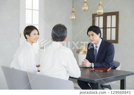 Young man and businesswoman, business negotiations 129988843
