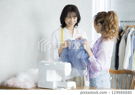 在家裡做裁縫的女人 129988880