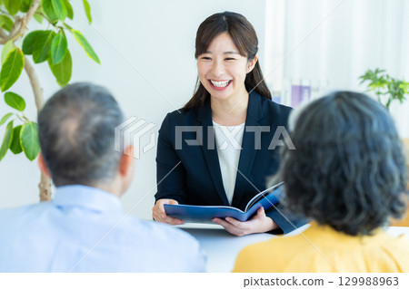 顧問與老年夫婦交談 顧問與老年夫婦交談 129988963
