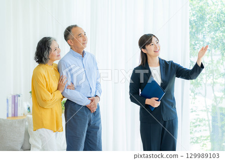 參觀陳列室的資深夫婦 129989103