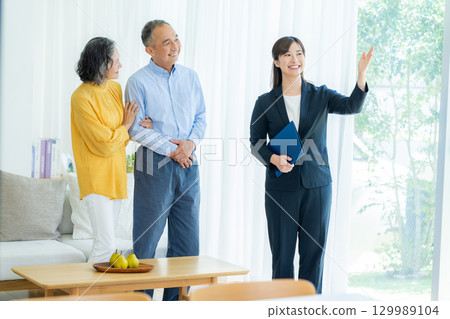 參觀陳列室的資深夫婦 參觀陳列室的資深夫婦 129989104