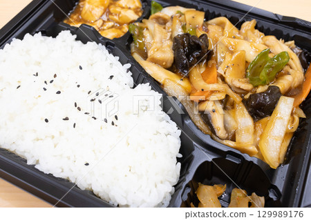 Delicious stir-fried meat and vegetables Chinese lunch box 129989176