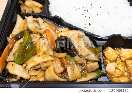 美味炒肉和蔬菜的中式午餐盒 129989181