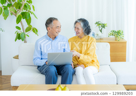 Senior couple seeing computer Senior couple seeing computer 129989203