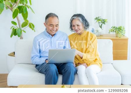 Senior couple seeing computer Senior couple seeing computer 129989206