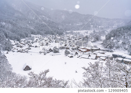 下雪的冬天的白川鄉 下雪的冬天的白川鄉 129989405