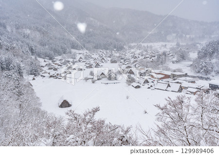 下雪的冬天的白川鄉 下雪的冬天的白川鄉 129989406