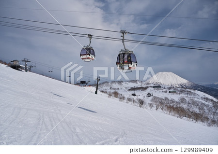 冬季的新雪谷安努普利纜車和羊蹄山 冬季的新雪谷安努普利纜車和羊蹄山 129989409