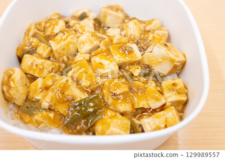 美味的便利商店便當麻婆豆腐蓋飯 美味的便利商店便當麻婆豆腐蓋飯 129989557