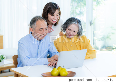 Parent-child watching personal computer in the living room 129989619