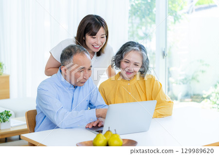 Parent-child watching personal computer in the living room 129989620