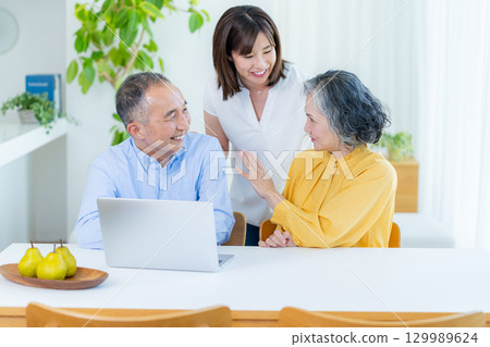Parent-child watching personal computer in the living room 129989624