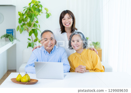 Parent-child watching personal computer in the living room 129989630