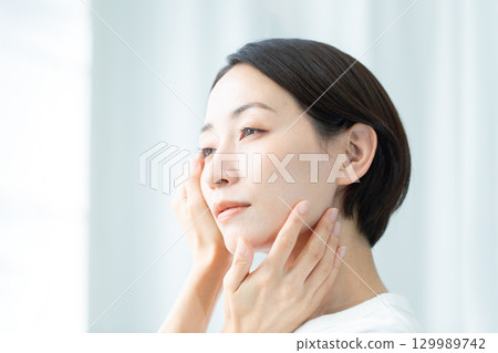 雙手摀臉的女人，面朝上，年輕女子患有皮膚問題 129989742