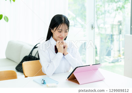 Female high school student studying on tablet 129989812