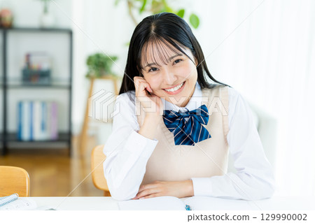 女孩高中在家學習 129990002