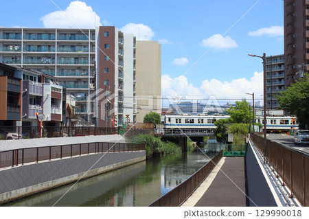 即將退役的東武龜戶線8000系列列車穿越北十間川（東京都江東區） 129990018