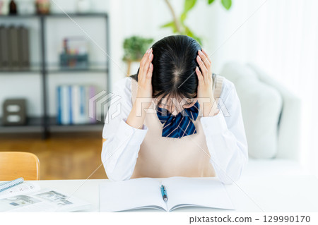 在家學習時擔心的高中女生 129990170