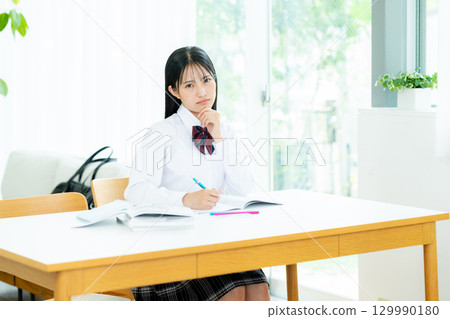 在家學習時擔心的高中女生 129990180