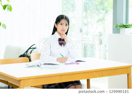 在家學習時擔心的高中女生 129990181