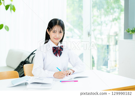 女孩高中在家學習 129990182