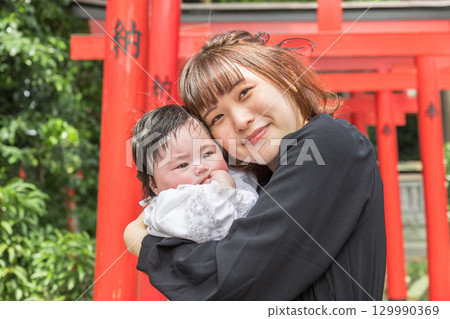 [媽媽、寶寶參拜神社、紅色鳥居] 129990369