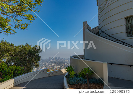 View of downtown Los Angeles from the Griffith Observatory, USA 129990575