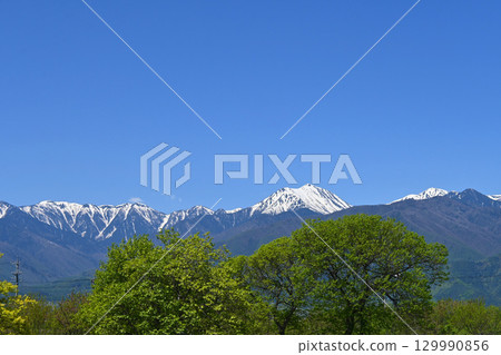 五月天的晴朗天氣裡，信州安曇野北阿爾卑斯山和新綠 129990856