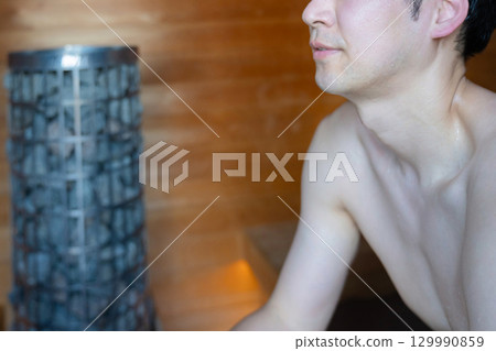 男人在桑拿放鬆 129990859